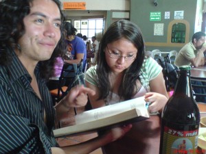 Lorenita y Luigi Estudiando arduamente